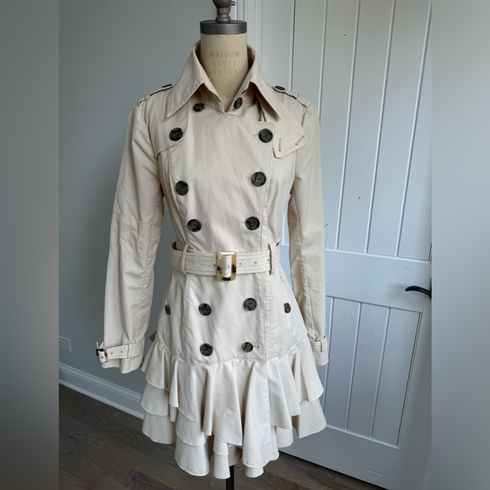 Bebe women’s trench in beige coat 🧥 size M